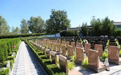 公园式墓园一般分为纪念区域和休闲区域