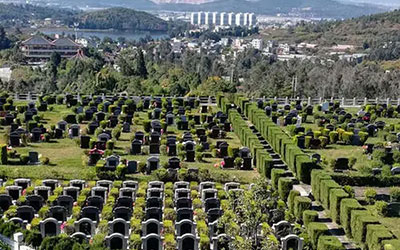 昆明一陵园推出墓地按揭贷 ，负责人称不需要抵押
