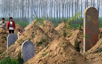 农民在农村土地上建设坟墓违法吗？怎么处理？