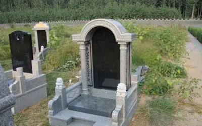 墓碑应该刻上哪些人的名字