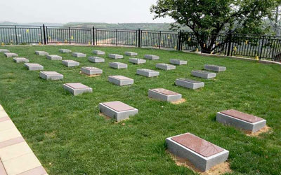 草坪葬是如何放骨灰盒的,云南公墓是怎么做的