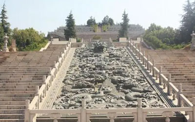据昆明公墓网了解，封建社会的帝王生前很奢侈