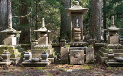 日本最大的墓园，葬着20多万人，却被誉为最神圣的地方