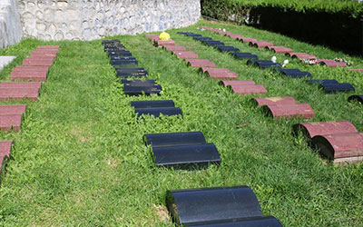 昆明墓地:草坪葬有墓碑吗,具体尺寸是多大