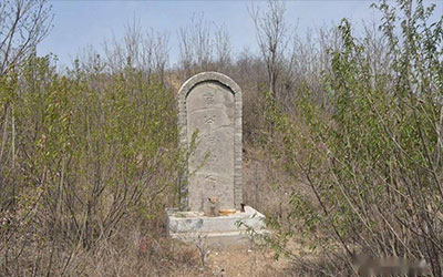 姜子牙墓地，墓基四周陡峭岿然独立，墓碑高18米，长71米