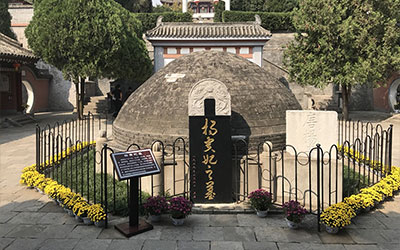 唐朝杨贵妃墓地：如今成为旅游风景区，坟冢土曾因散发香气被盗取
