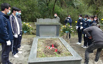 荷兰大学开设坟墓体验课：躺在墓地思考人生，太受欢迎排不上号